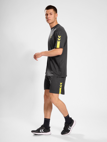 hmlACTIVE PL SHORTS, OBSIDIAN, model