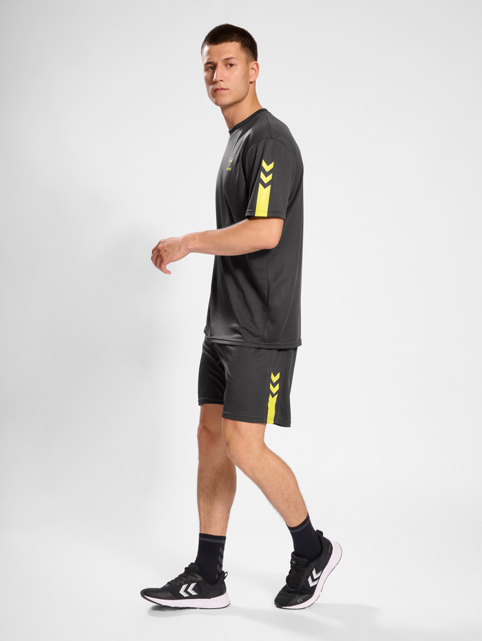hmlACTIVE PL SHORTS, OBSIDIAN/SULPHUR SPRING, model