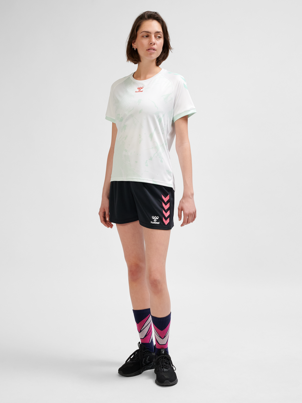 hmlGRAPHIC UNIVERSE SHORTS WOMAN, BLACK, model