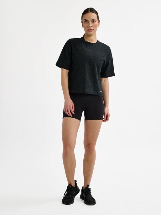 hmlMT ULTRA BOXY SHORT T-SHIRT, BLACK, model