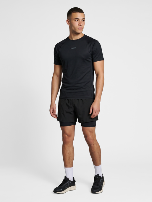 hmlHIIT INTENSITY 2 IN 1 SHORTS, BLACK, model