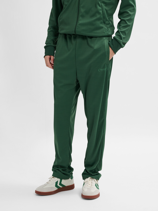 hmlFELIX  POLY TRACKSUIT SET, DARK GREEN, model