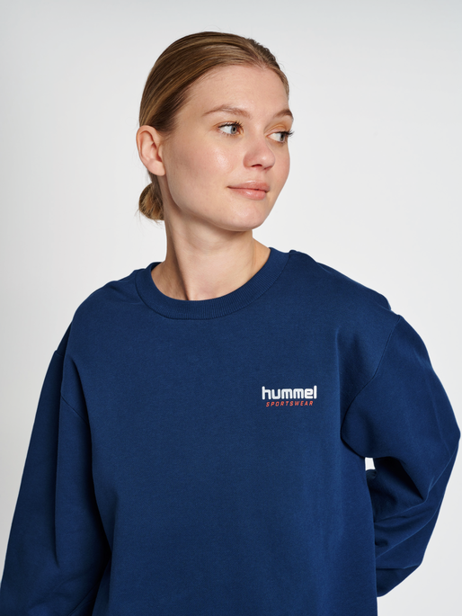 hmlLGC AUSTIN SWEATSHIRT, DRESS BLUES, model