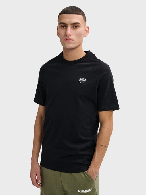 hmlLGC KAI REGULAR HEAVY T-SHIRT, BLACK, model