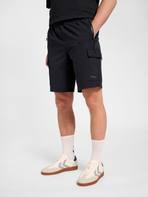 hmlTECH SHORTS, BLACK, model
