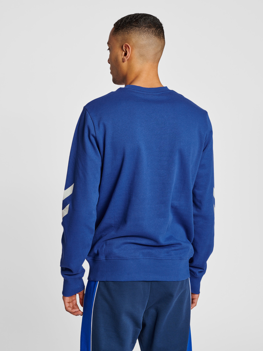 hmlLEGACY SWEATSHIRT, MAZARINE BLUE, model