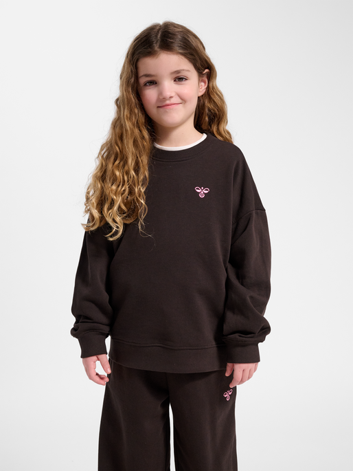 hmlJR JUMP BOXY SWEATSHIRT, CHOCOLATE TORTE, model