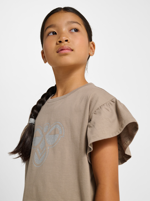 hmlJR RUFFLE T-SHIRT SS BIG BEE, ROCK RIDGE, model