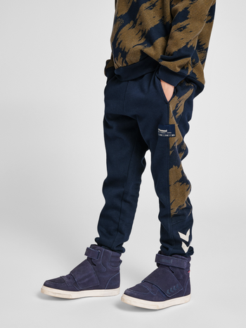 hmlZION PANTS, BLACK IRIS, model