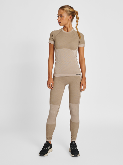 hmlCLEA SEAMLESS TIGHT T-SHIRT, CHATEAU GRAY, model