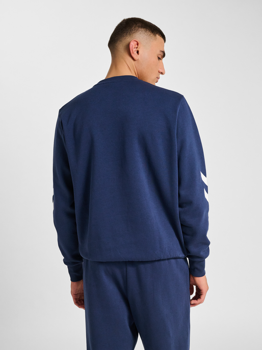 hmlLEGACY 2.0 SWEATSHIRT, DRESS BLUES, model