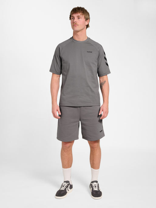hmlKEEPER CHEVRON T-SHIRT S/S, CHARCOAL GRAY, model