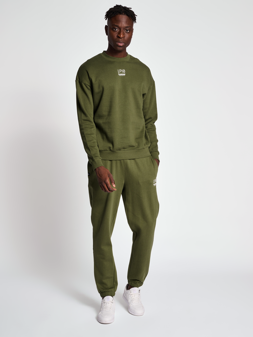 hmlLP10 BOXY SWEATSHIRT, IVY GREEN, model