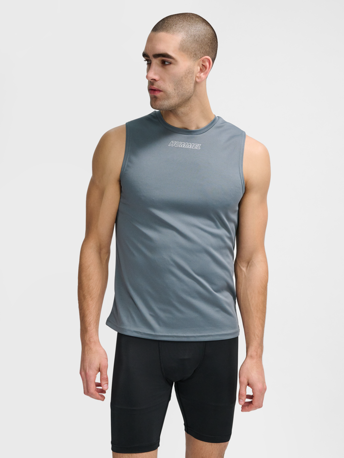 hmlTE FLEX TANKTOP, STORMY WEATHER, model