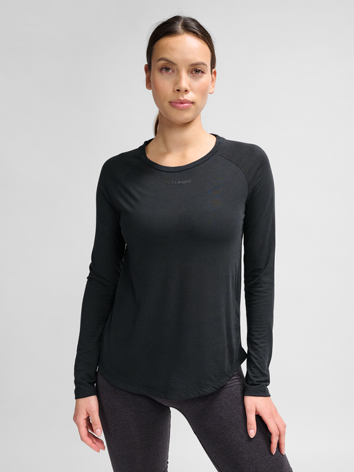 hmlMT VANJA T-SHIRT L/S, BLACK, model