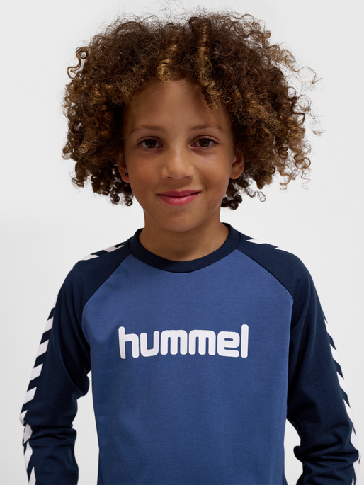 hmlBOYS T-SHIRT L/S, TRUE NAVY, model