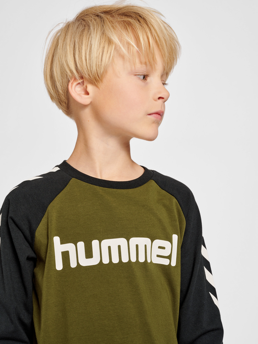 hmlBOYS T-SHIRT L/S, DARK OLIVE, model