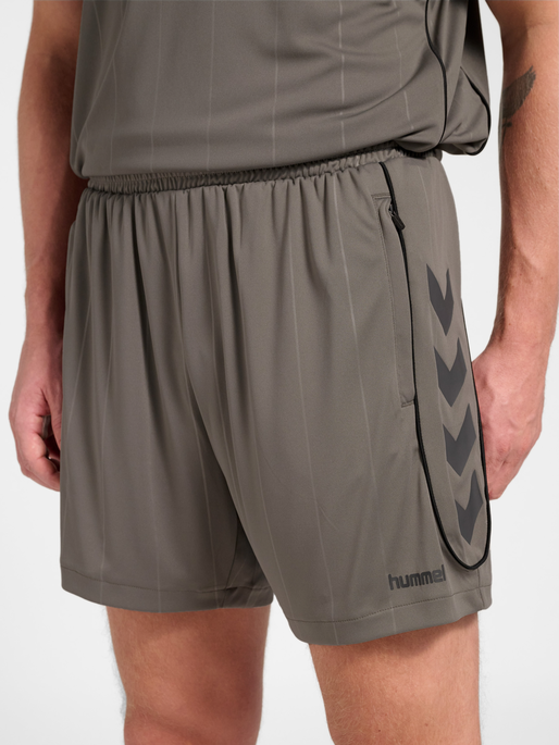 hmlPITCH SHORTS, CHARCOAL GRAY, model