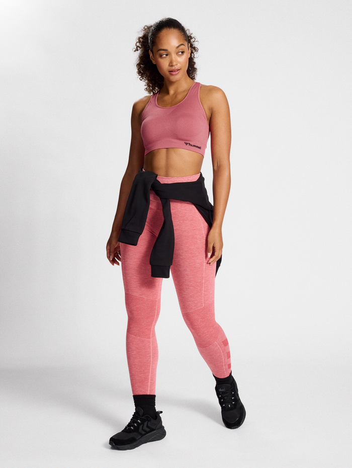hmlTIF SEAMLESS SPORTS TOP, MINERAL RED, model