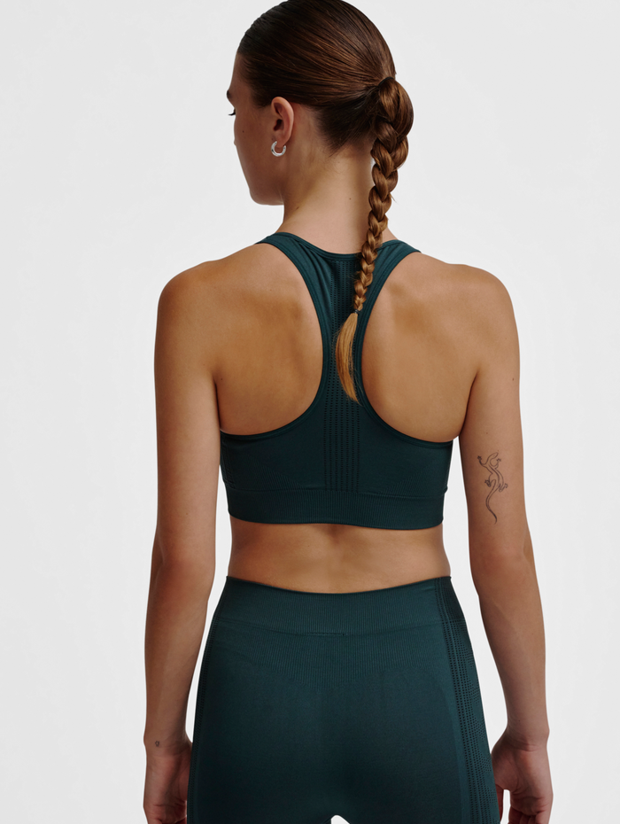 hmlMT SHAPING SEAMLESS SPORTS TOP, GREEN GABLES, model