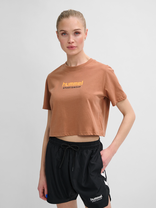 hmlLGC MALU CROPPED T-SHIRT, MOCHA MOUSSE, model