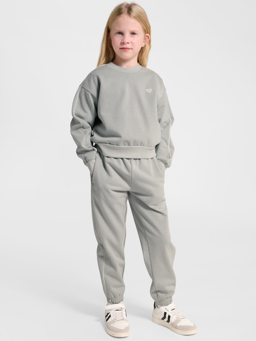 hmlJR LOOSE GLITTER CREWNECK, HIGH RISE, model