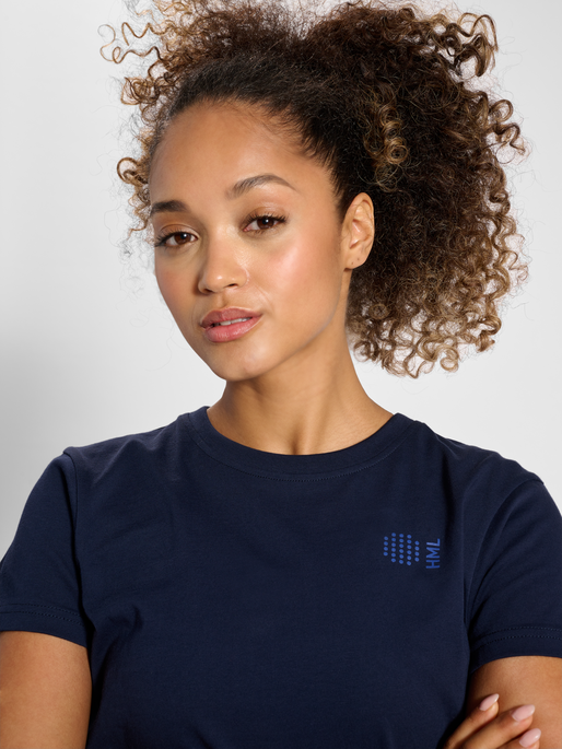 hmlCOURT COTTON T-SHIRT S/S WOMAN, MARINE, model