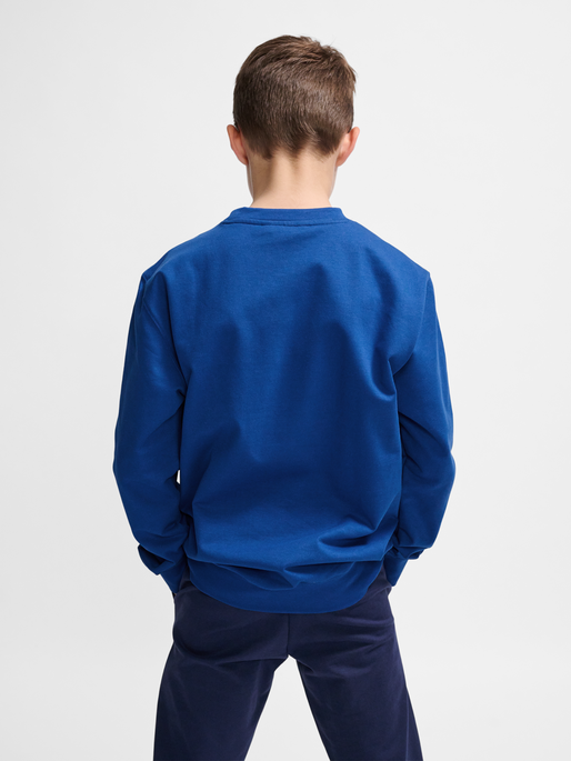 hmlGO 2.0 SWEATSHIRT KIDS, TRUE BLUE, model