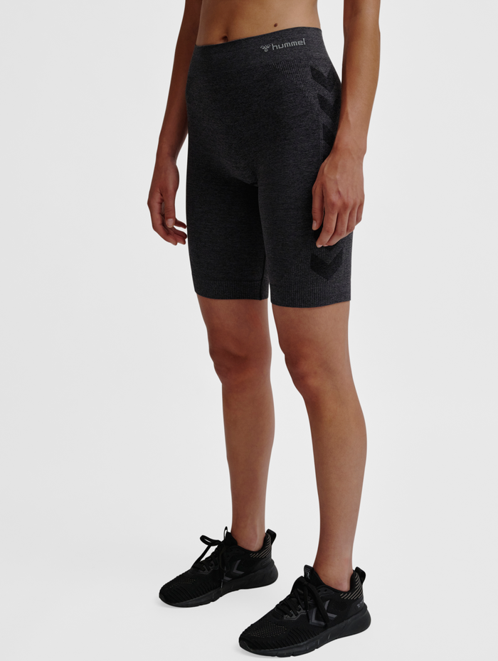 hmlCI SEAMLESS CYCLING SHORTS, BLACK MELANGE, model