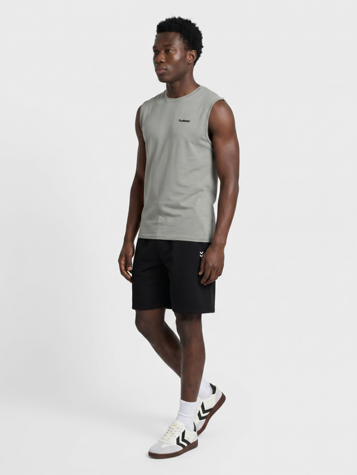 hmlHIIT MUSCLE TANK TOP, SHARKSKIN, model