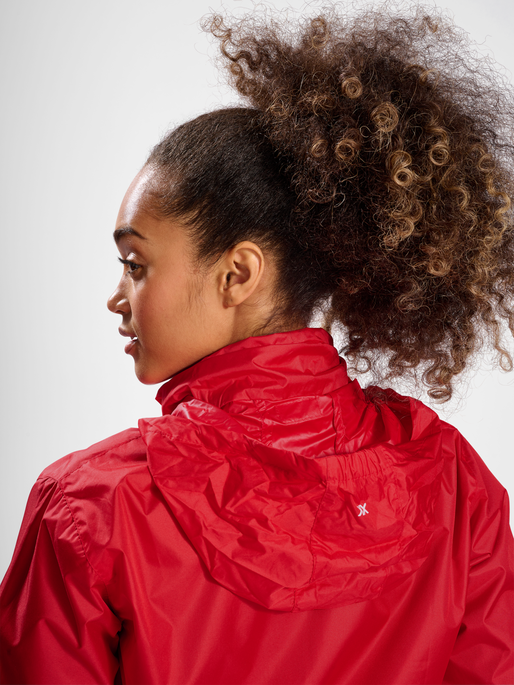 hmlCORE XK SPRAY JACKET, TRUE RED, model