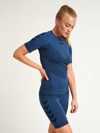 HUMMEL FIRST SEAMLESS JERSEY S/S W, DARK DENIM, model