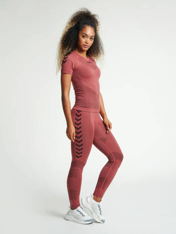 HUMMEL FIRST SEAMLESS JERSEY S/S W, MARSALA, model