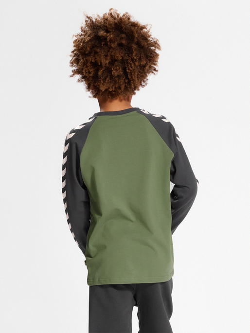 hmlBOYS T-SHIRT L/S, OIL GREEN, model