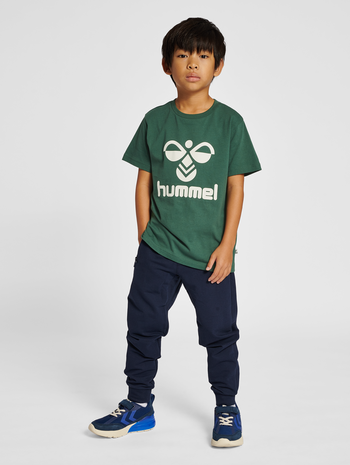 hmlTRES T-SHIRT S/S, PINENEEDLE, model