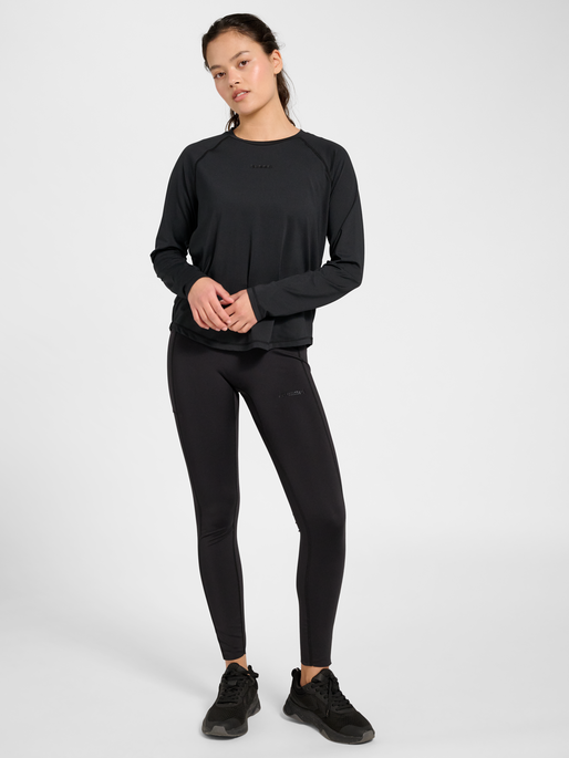 hmlVANJA TECH T-SHIRT L/S, BLACK, model
