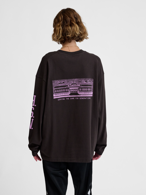 hmlLOOSE T-SHIRT L/S SW STADIUM, AFTER DARK, model