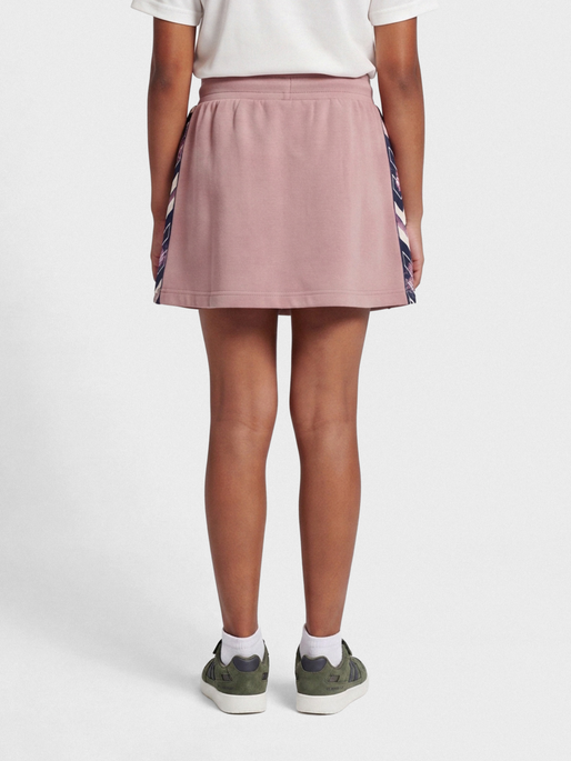 hmlZOE SKIRT, WOODROSE, model