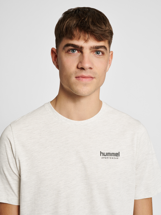 hmlLGC GABE T-SHIRT, TOFU MELANGE, model