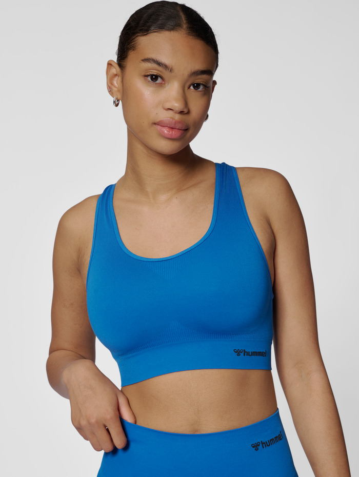 hmlTIF SEAMLESS SPORTS TOP, OLYMPIAN BLUE, model