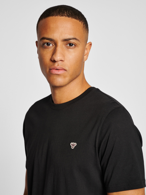 hmlIC FRED T-SHIRT, 2001, model