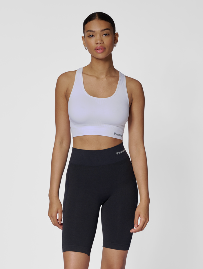 hmlTIF SEAMLESS SPORTS TOP, WHITE, model