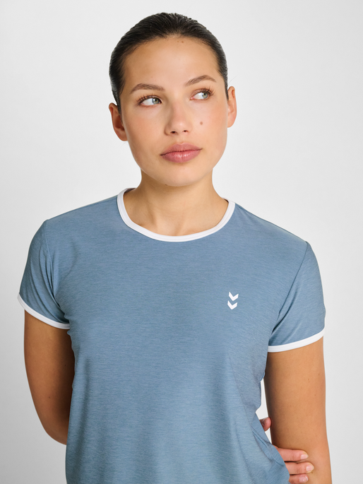 hmlPULSE CIMA T-SHIRT S/S, FADED DENIM, model