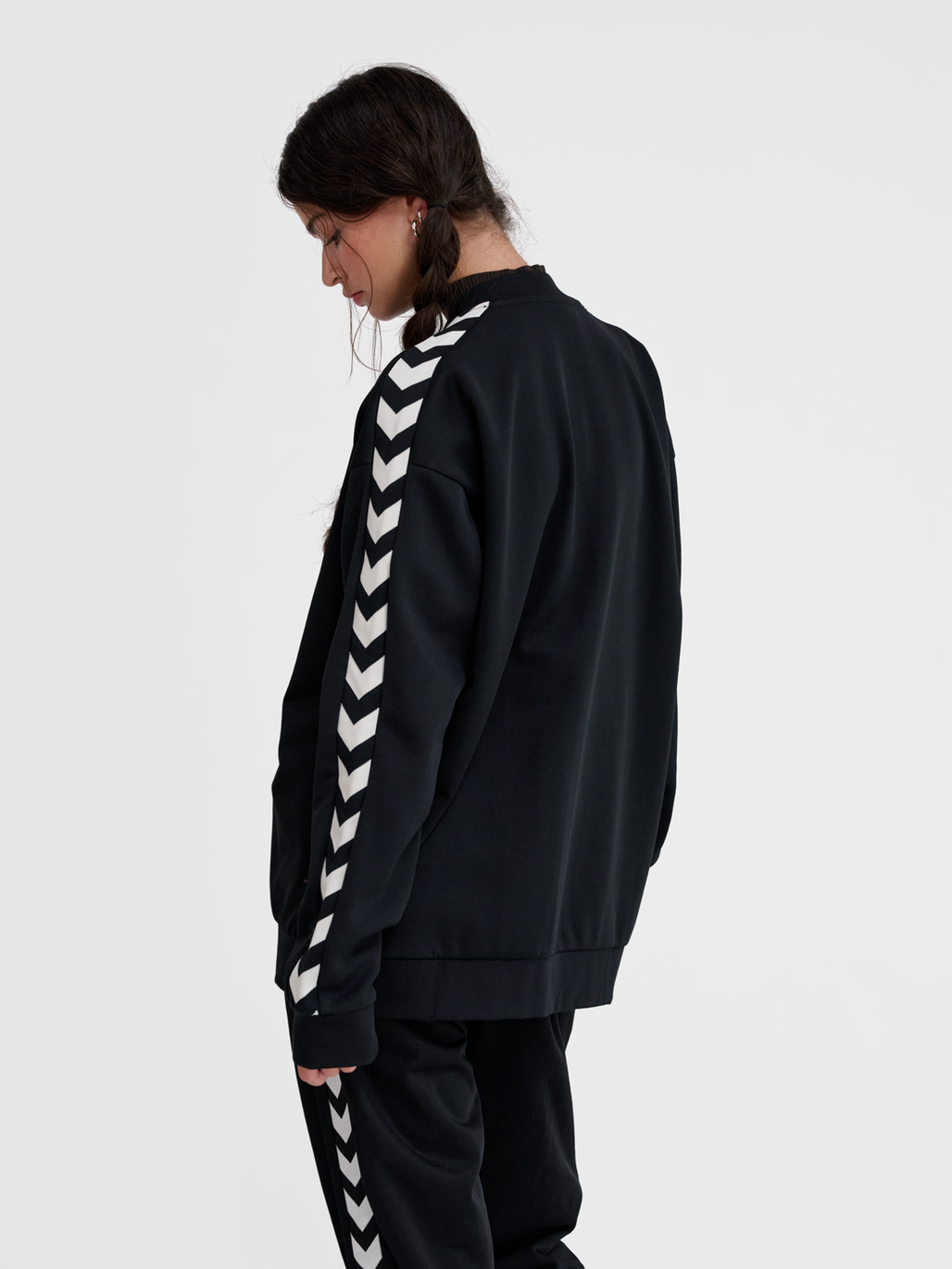 hmlARCHIVE REGULAR POLY ZIP JACKET, BLACK, model