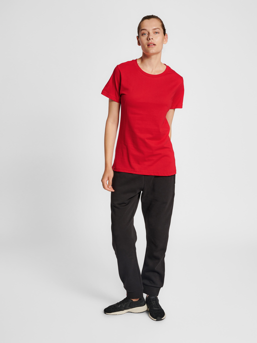 hmlRED BASIC T-SHIRT S/S WOMAN, TANGO RED, model