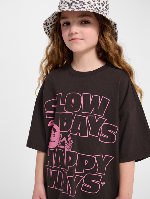 hmlJR SILLY S/S BOXY T-SHIRT SOLID, CHOCOLATE TORTE, model