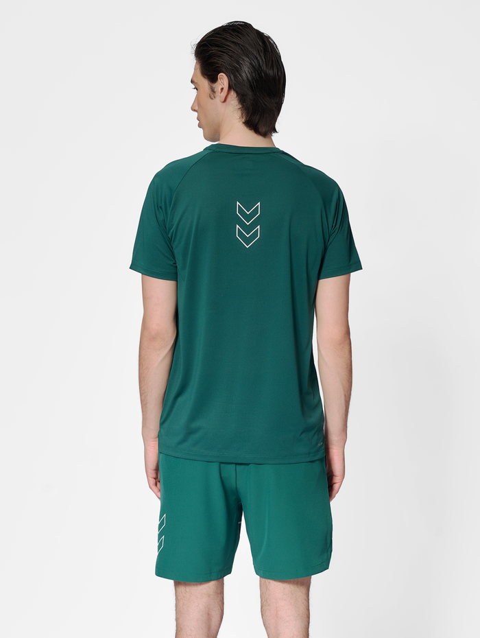 hmlCOURT LIGHT WEIGHT T-SHIRT, RAIN FOREST, model