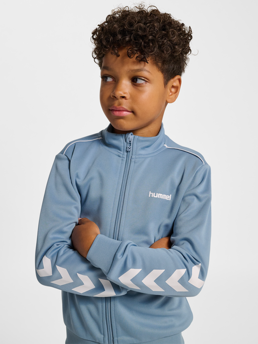 hmlJR TRACKSUIT, FADED DENIM, model