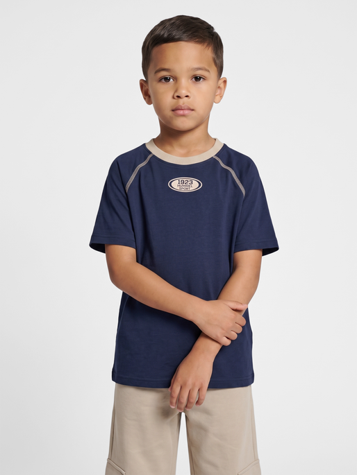 hmlTIMMI RAGLAN T-SHIRT S/S, DRESS BLUES, model