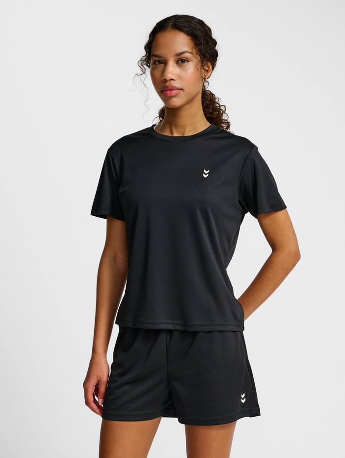 hmlPULSE TRAINING W T-SHIRT S/S, BLACK, model